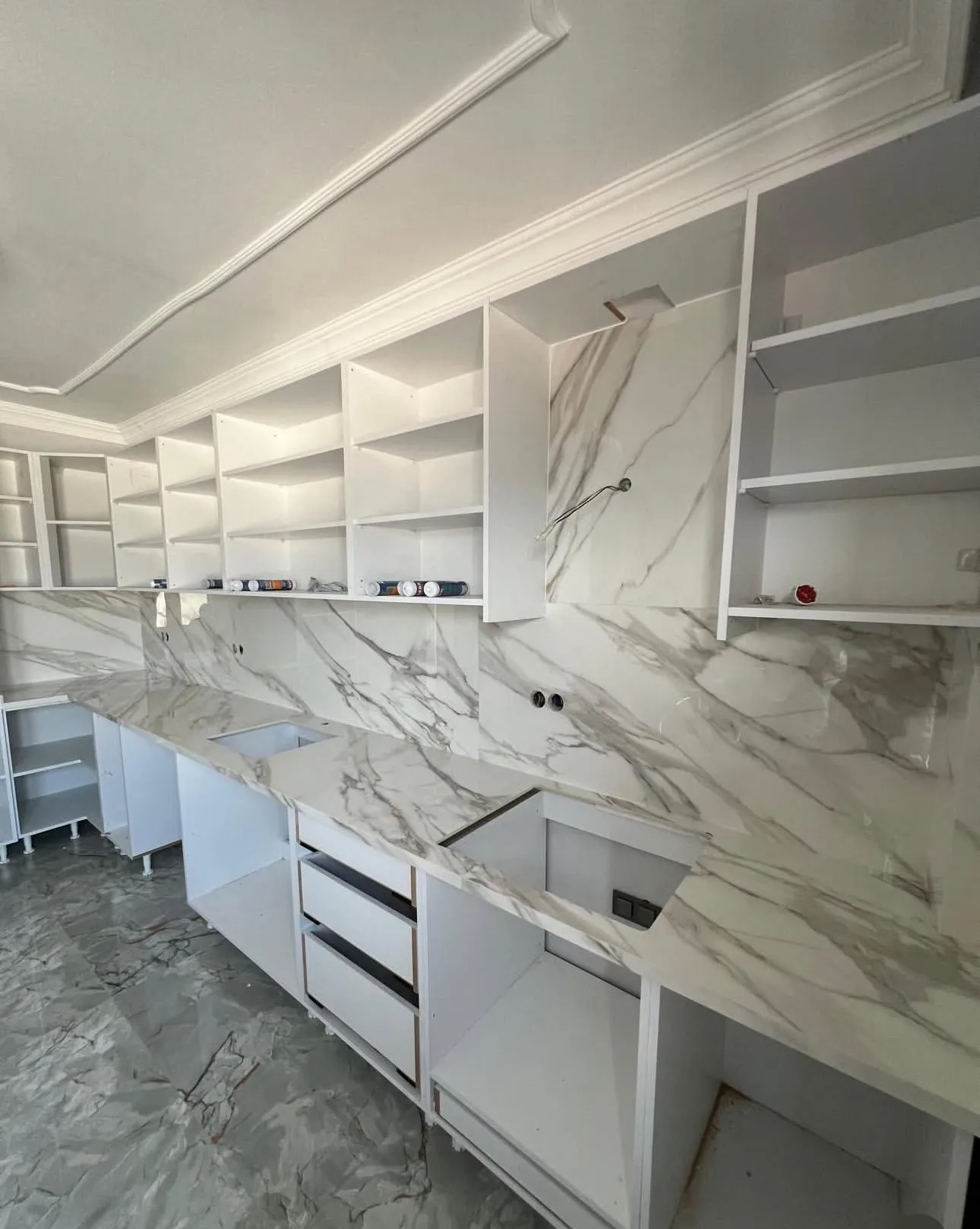 Calacatta desenli porselen mutfak tezgahı — Miltaş Mermercilik